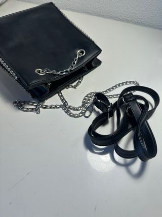 Bolso negro con tachuelas y cadena