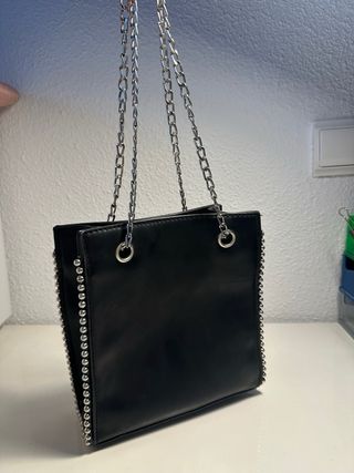 Bolso negro con tachuelas y cadena