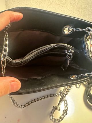 Bolso negro con tachuelas y cadena