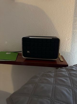 JBL Authentics 200