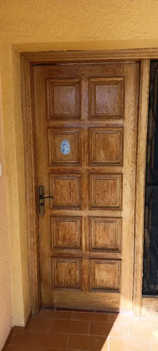 Puerta de madera artesanal