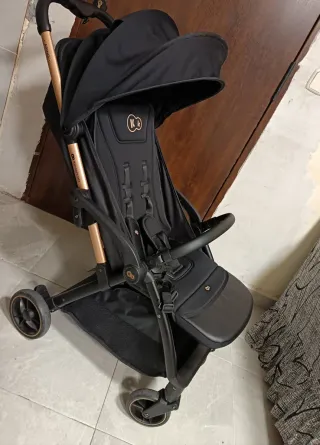 Silla de paseo Kinderkraft negra y dorada