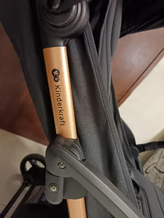 Silla de paseo Kinderkraft negra y dorada