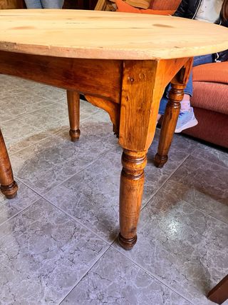 Mesa redonda de madera con mantel