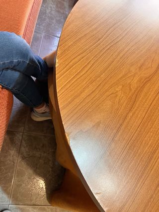 Mesa redonda de madera con mantel