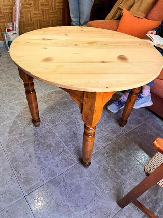 Mesa redonda de madera con mantel