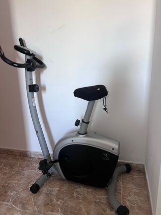 Bicicleta estática gris y negra