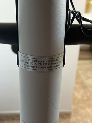 Bicicleta estática gris y negra