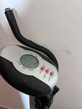 Bicicleta estática gris y negra