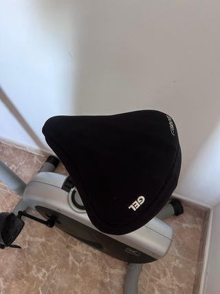 Bicicleta estática gris y negra