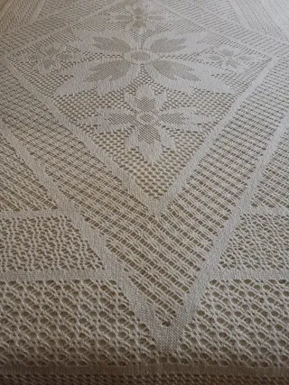 Colcha de ganchillo blanca