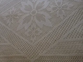 Colcha de ganchillo blanca