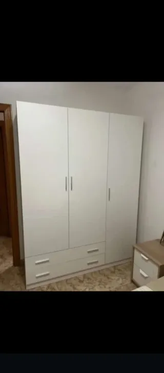 Armario blanco de madera