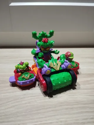 Superthings Vehículos y Figuras