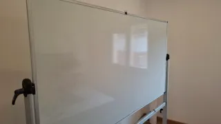 Pizarra blanca metálica con ruedas