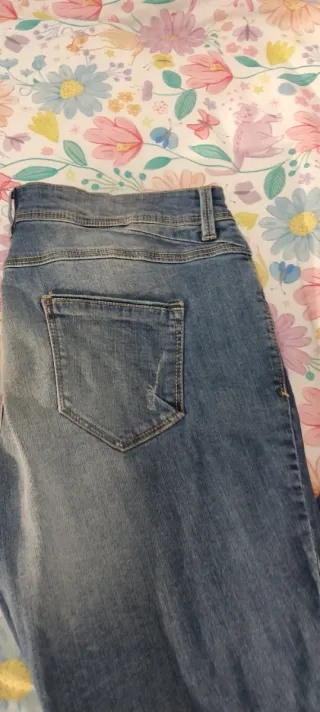 Pantalón vaquero desgastado