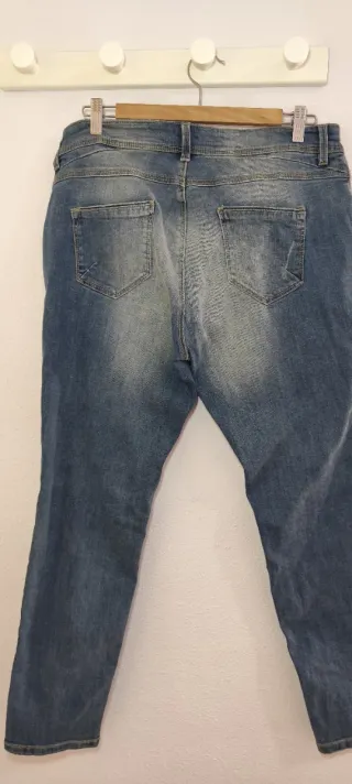 Pantalón vaquero desgastado