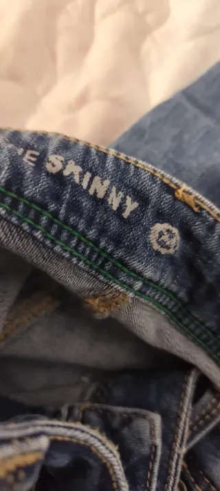 Pantalón vaquero desgastado