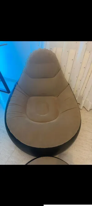 Puff inflable con reposapiés