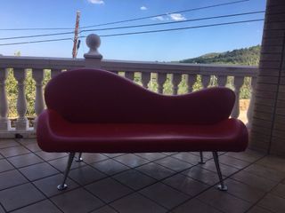Sofá rojo moderno