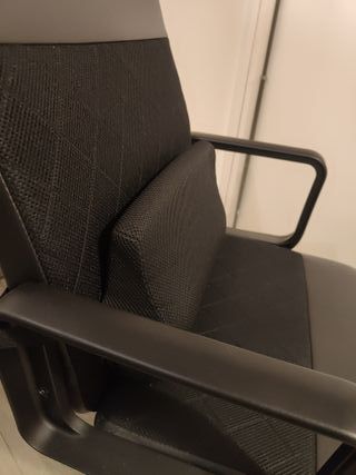 Silla de oficina negra ergonómica con cojín extra