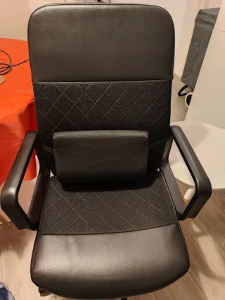 Silla de oficina negra ergonómica con cojín extra
