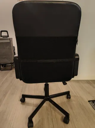 Silla de oficina negra ergonómica con cojín extra