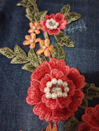 Pantalón Vaquero Pitillo con Flores