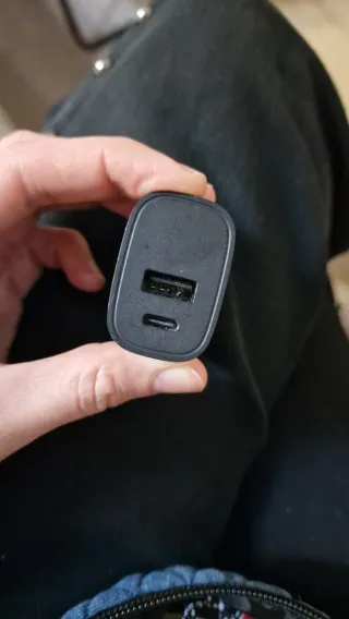 Adaptador de corriente blanco tipo A