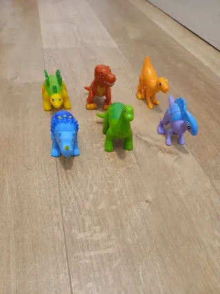 Figuras de dinosaurios de juguete