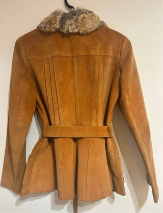 Abrigo de piel auténtica con cinturón
