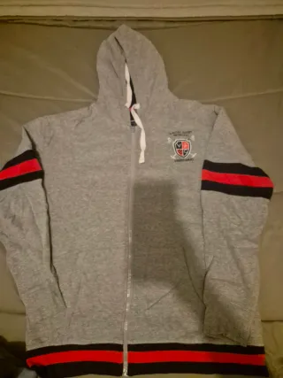 Sudadera gris con detalles rojos