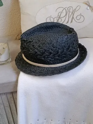 Sombrero negro de fibras suaves con lazo