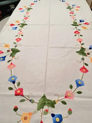Tovaglia ricamata a fiori