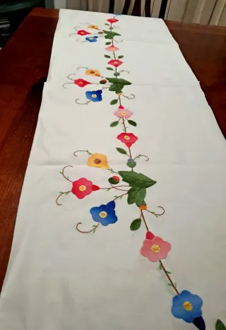 Tovaglia ricamata a fiori