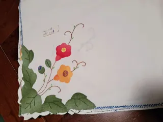Tovaglia ricamata a fiori