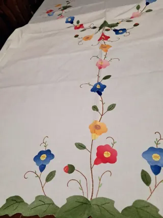 Tovaglia ricamata a fiori