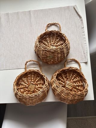 Cestas de mimbre y madera colgantes