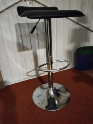 Banqueta/taburete de cocina negra y acero inox.