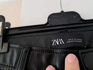 Pantalón efecto piel Zara negro