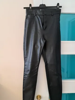 Pantalón efecto piel Zara negro