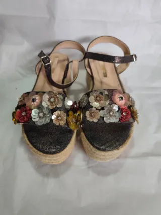 Sandalias doradas y multicolor con flores