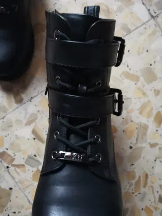 Botas XTI con cordones y hebillas