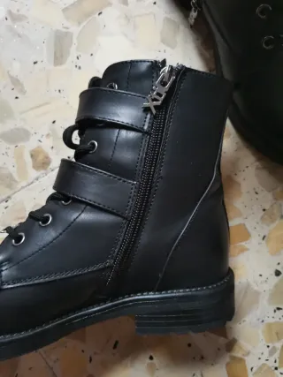 Botas XTI con cordones y hebillas