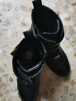 Botas XTI con cordones y hebillas