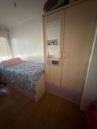 Dormitorio juvenil con cama y cajones