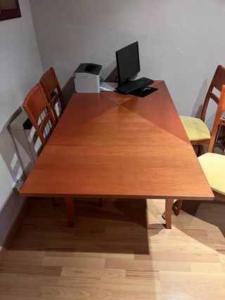 Una mesa de comedor y cuatro sillas