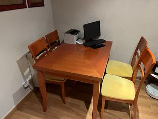 Una mesa de comedor y cuatro sillas