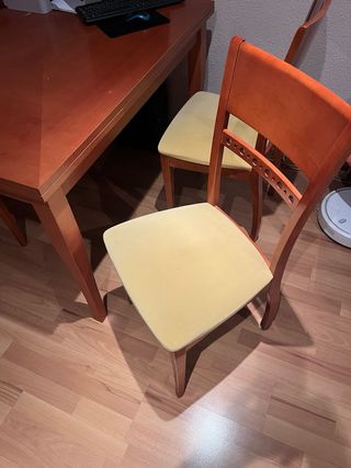 Una mesa de comedor y cuatro sillas