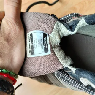 Botas de montaña Hi-Tec IMPERMEABLE. Solo 3 usos.